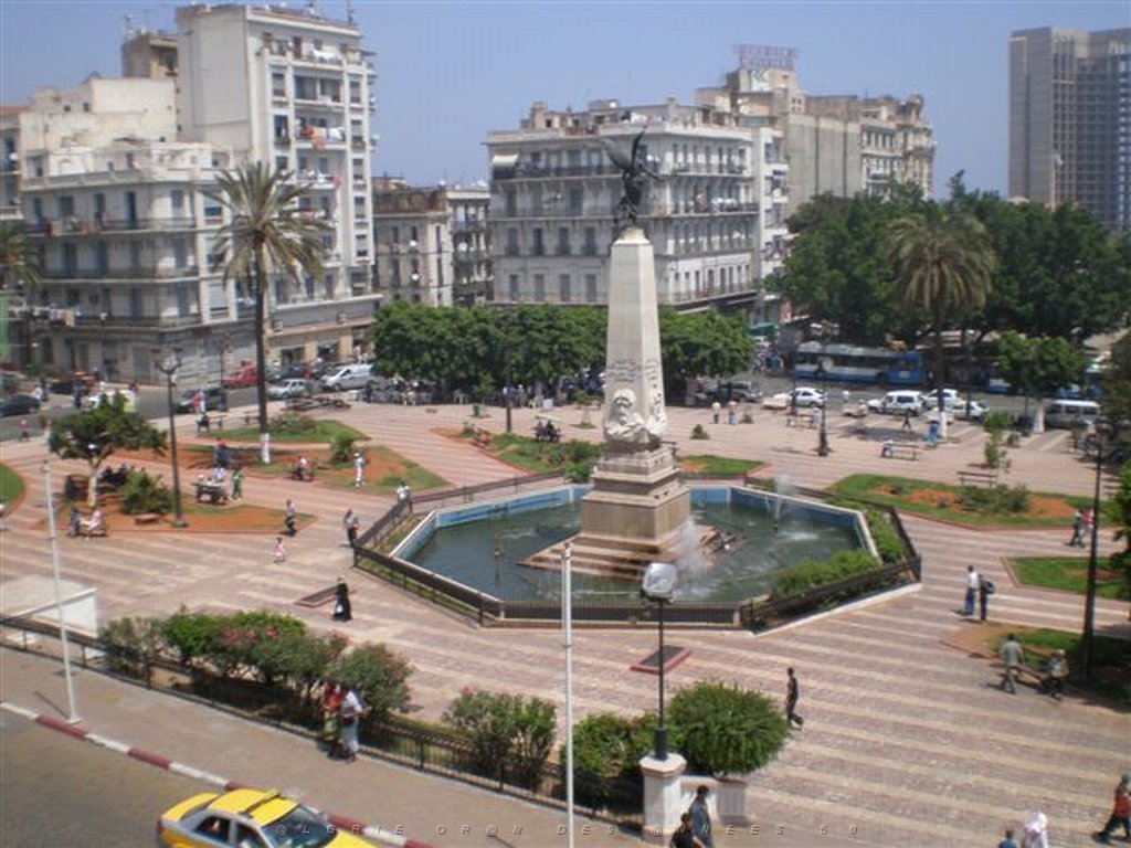 VOYAGE JUIN 2009 place d'armes vue de la mairie.jpg